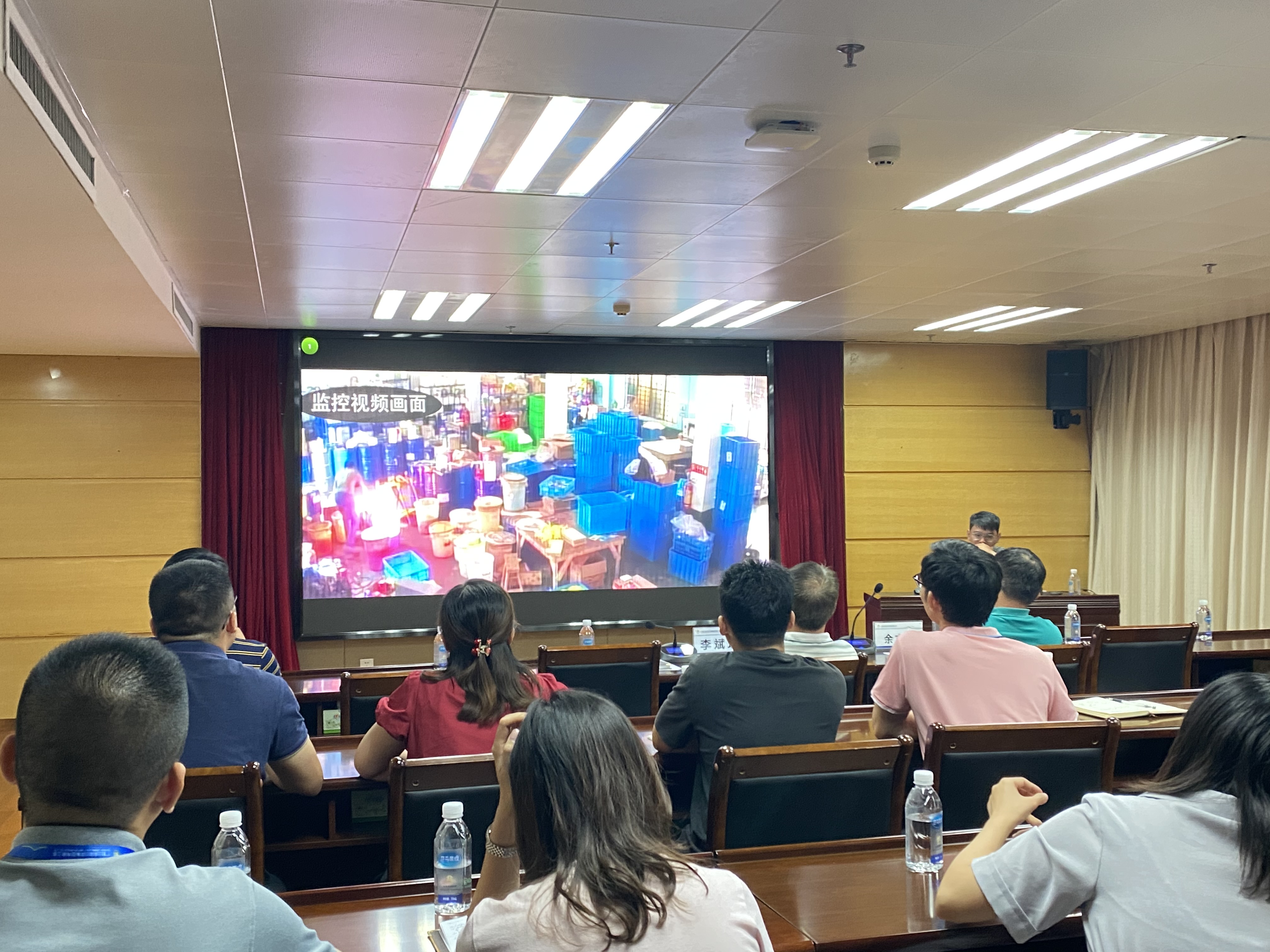 觀(guān)看警示教育片.JPG 觀(guān)看警示教育片.JPG