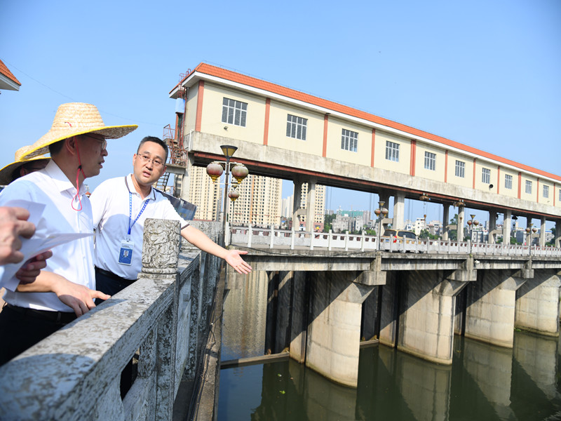 防城港市市委書記譚丕創(chuàng)到防城港環(huán)保水務(wù)公司木頭灘引水工程視察 (7)_副本 防城港市市委書記譚丕創(chuàng)到防城港環(huán)保水務(wù)公司木頭灘引水工程視察 (7)_副本