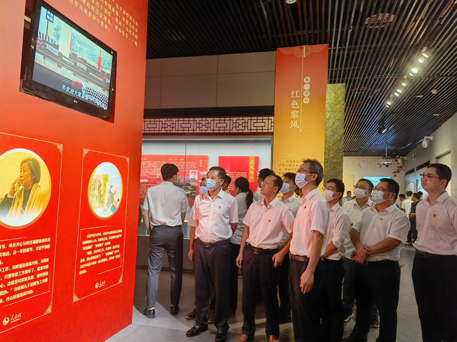 參觀廣西家庭家教家風(fēng)展_副本 參觀廣西家庭家教家風(fēng)展_副本