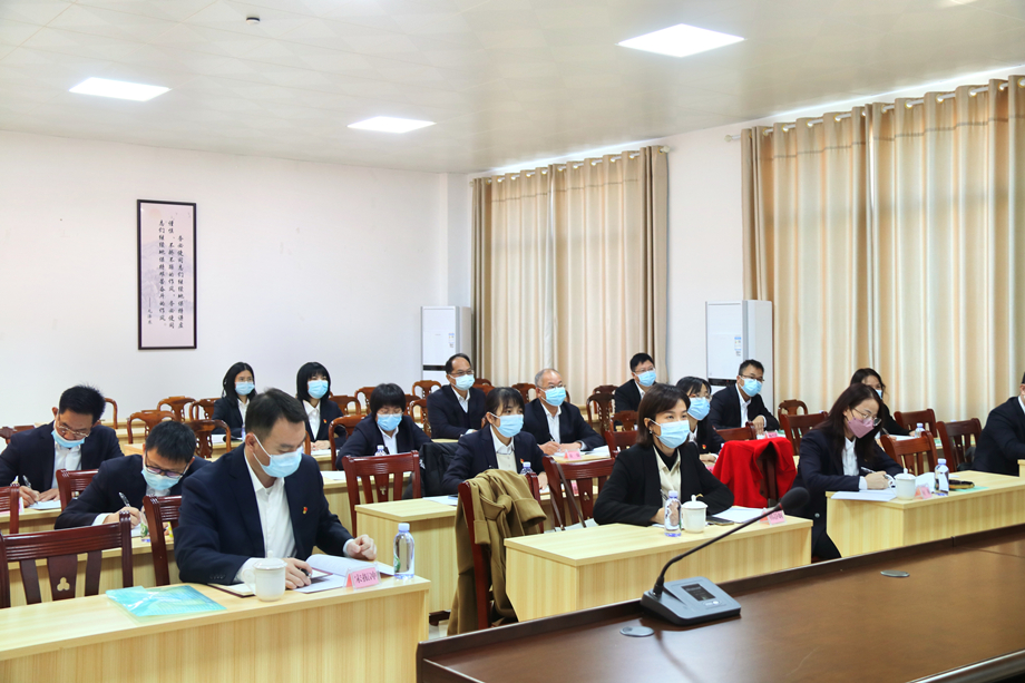 學(xué)員們認(rèn)真聽課 學(xué)員們認(rèn)真聽課