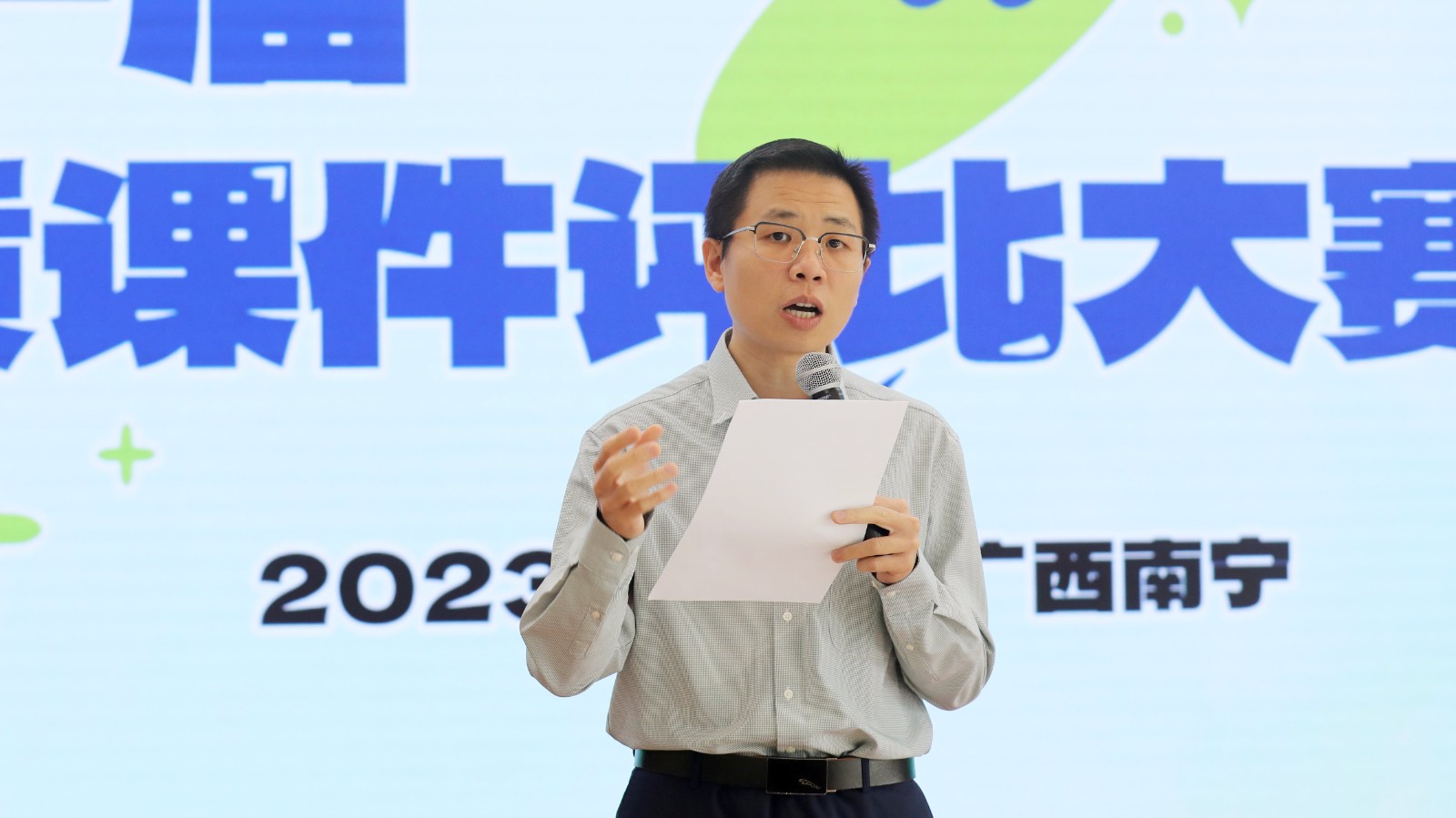 圖4.王傳慶老師作專業(yè)點(diǎn)評(píng) 圖4.王傳慶老師作專業(yè)點(diǎn)評(píng)